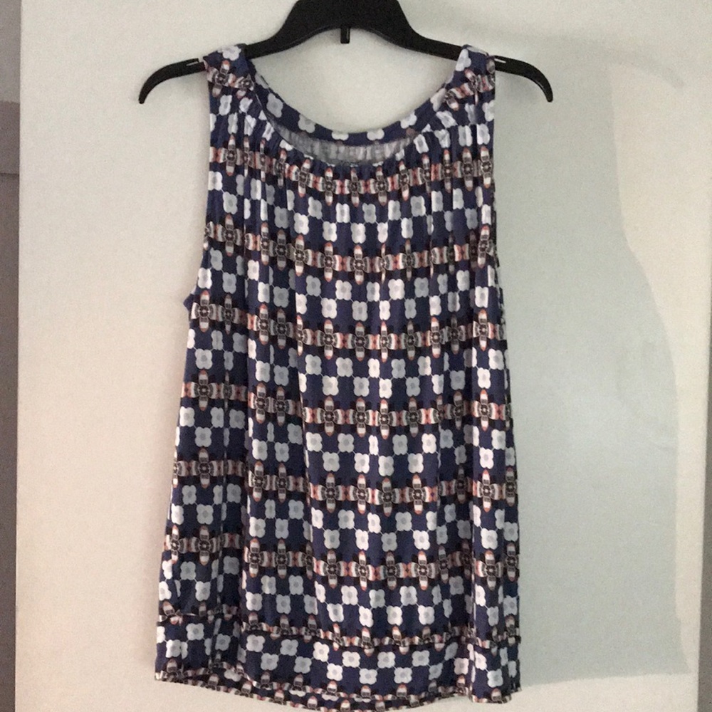 Loft outlet banded bottom tank